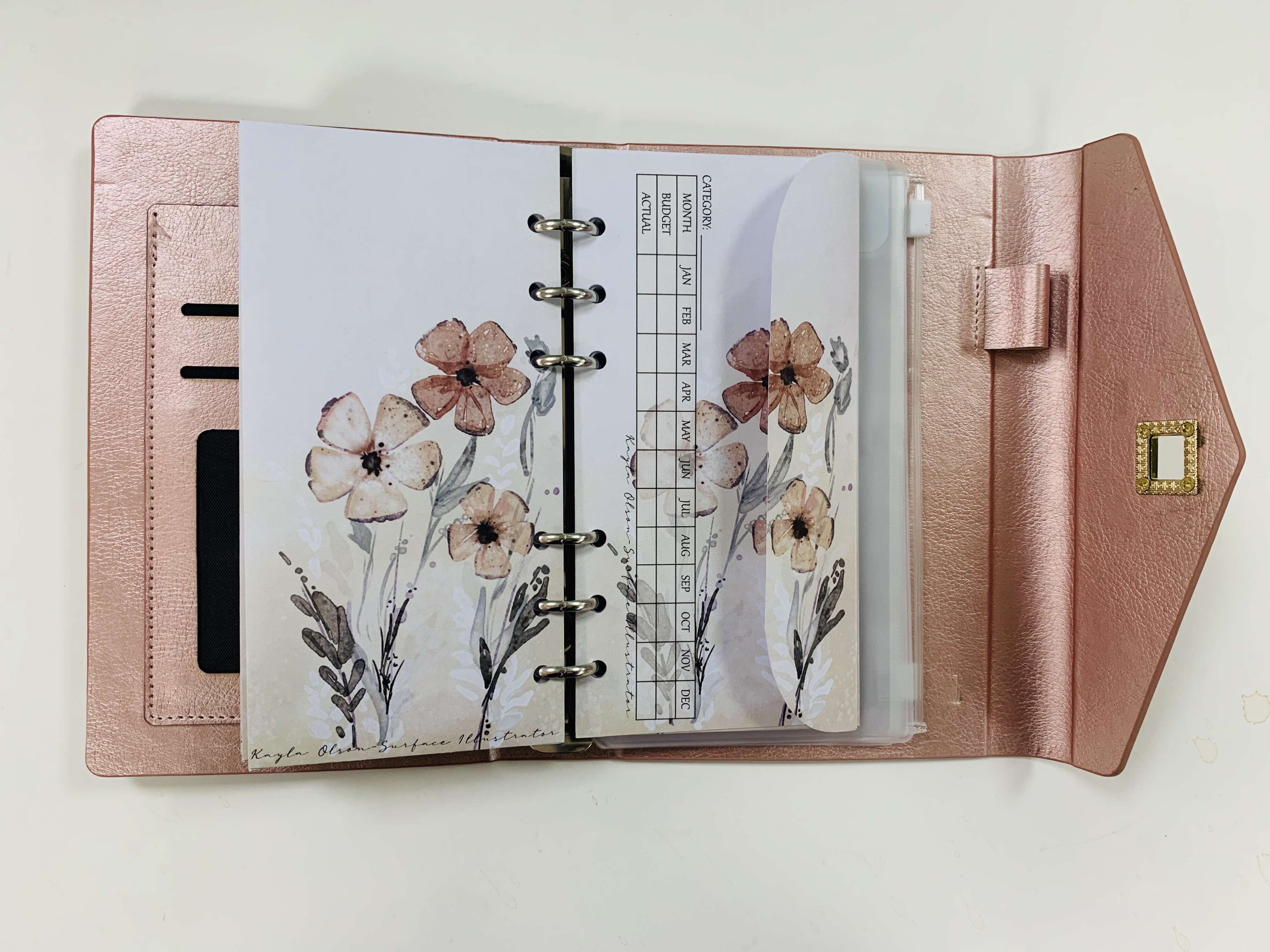 What are the advantages of using loose-leaf notebooks?